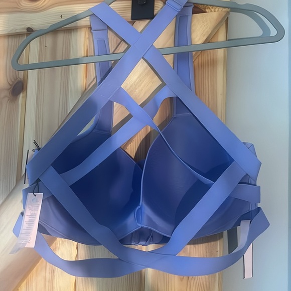 NWT Victoria Secret Sports Bra, Size 38D - Picture 4 of 7